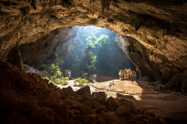 Phraya Nakhon, Thái Lan: Hang động Phraya Nakhon nằm trong vườn quốc gia Khao Sam Roi Yot ở tỉnh Khiri Khan, Thái Lan. Vào buổi sáng, ánh nắng chiếu xuống sảnh đường nhỏ dưới đáy hang. Công trình được xây dựng vào năm 1890 khi nhà vua Chulalongkorn tới thăm nơi này.
