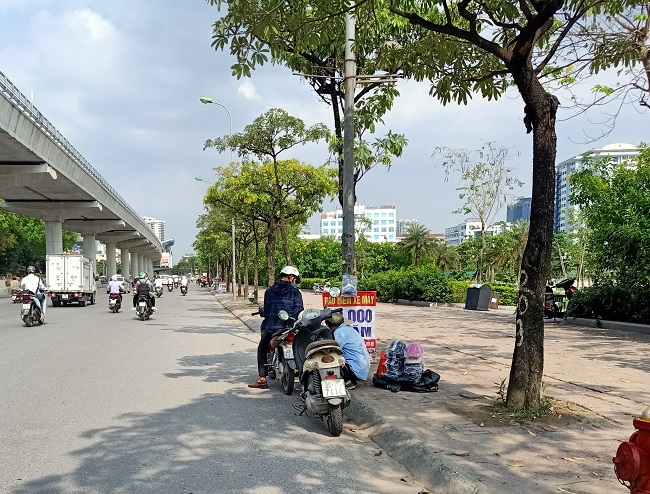 Những người bán bảo hiểm xe máy có thể thu về cả triệu đồng những ngày này.