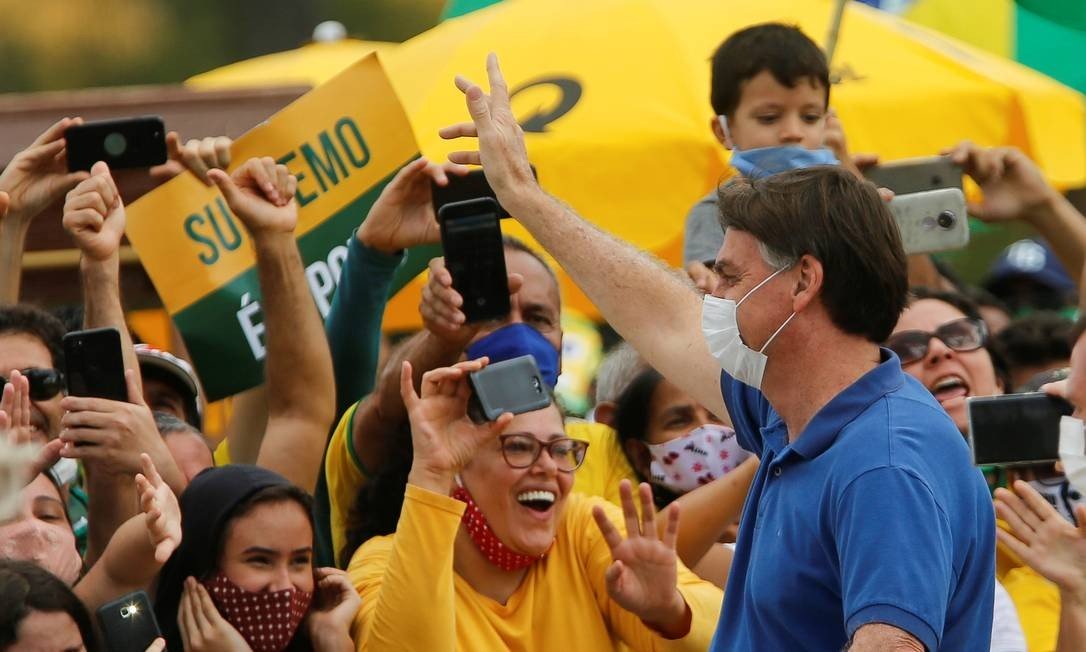 Tổng thống Brazil Jair Bolsonaro tham gia vào đoàn biểu tình của những người ủng hộ ông hôm 17.5 (Ảnh: Reuters)