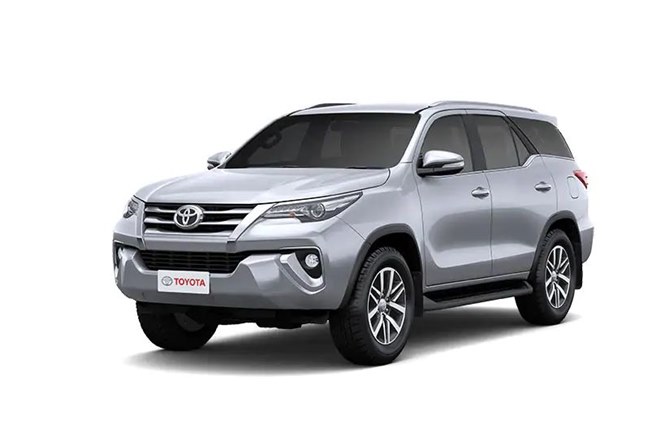 Toyota Fortuner màu bạc