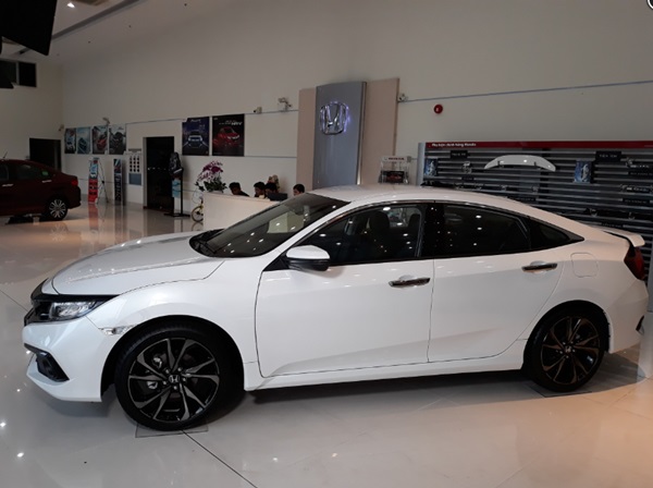 Honda Civic 1.8E màu trắng ngọc