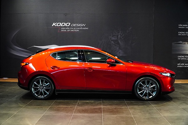 Mazda 3 Sport 2.0L Signature Premium màu đỏ cao cấp