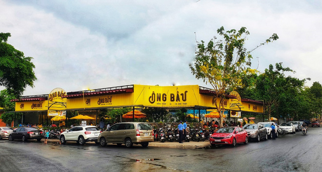 Nằm trên “phố cà phê” sầm uất, quán Ông Bầu nổi bật với màu vàng rực rỡ cùng lượng khách hàng ra vào liên tục.