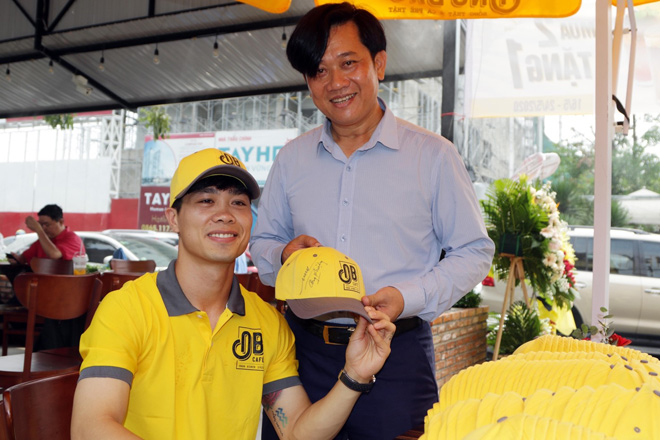 Công Phượng ký tặng anh Nguyễn Ngọc Sang, chủ quán cà phê Ông Bầu tại Bình Dương trong ngày khai trương