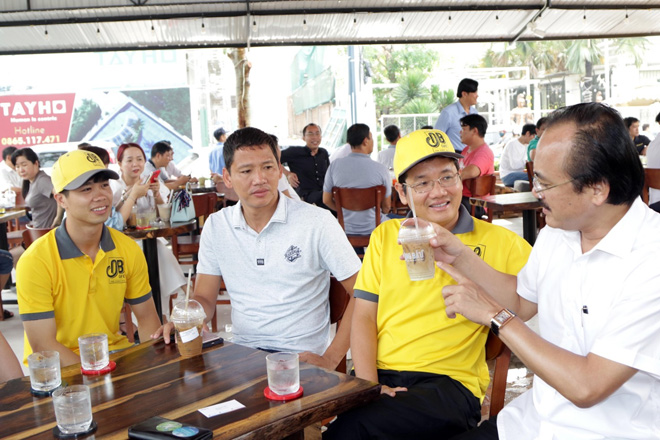 Bầu Thắng, bầu Hải trò chuyện cùng tiền đạo Nguyễn Công Phượng, Nguyễn Anh Đức bên ly cà phê Ông Bầu