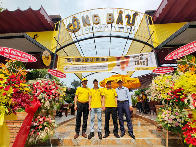 Bầu Thắng, bầu Hải và tiền đạo Nguyễn Công Phượng chụp ảnh cùng anh Nguyễn Ngọc Sang trong ngày khai trương cà phê Ông Bầu tại Bình Dương.