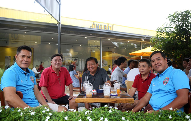 Ban huấn luyện CLB bóng đá Bình Dương ngồi trò chuyện bên ly cà phê Ông Bầu tại TP. Thủ Dầu Một.