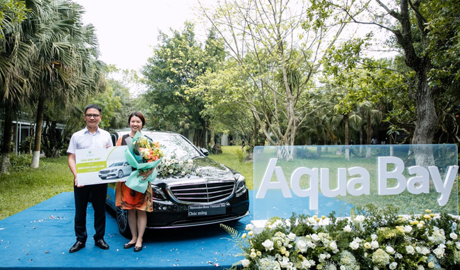 Ông Vũ Mai Phong – Phó Tổng Giám đốc Tập đoàn Ecopark trao giải thưởng đặc biệt - 1 chiếc ô tô Mercedes C200 cho khách hàng
