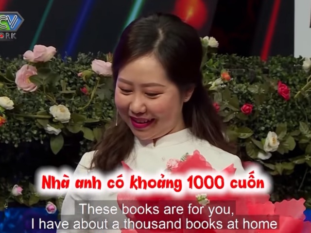 Thế Dũng tặng quà Thu Vân cùng lời nhắn "Nhà anh có 1000 cuốn sách"