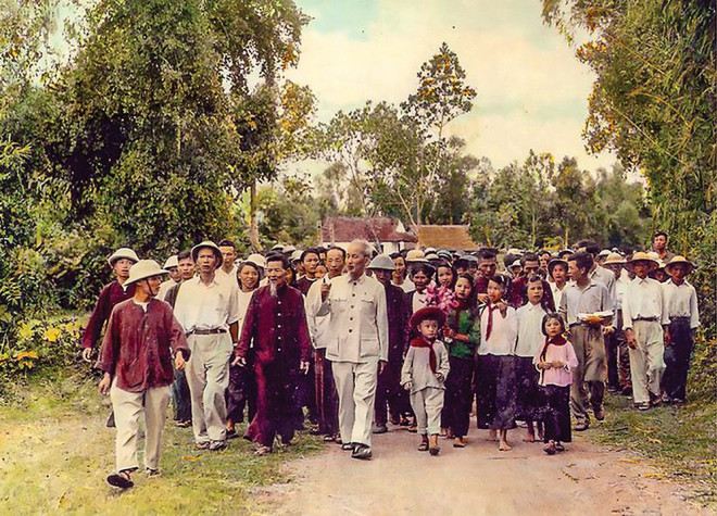 Bác Hồ về thăm quê Nam Đàn, Nghệ An (1957) trong niềm hân hoan của bà con chòm xóm (Ảnh tư liệu)