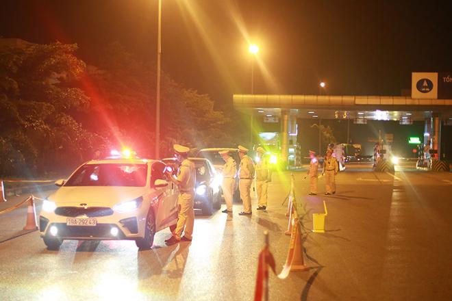 Tối 18/5, Đội tuần tra kiểm soát giao thông đường bộ cao tốc số 1, thuộc phòng 8, Cục Cảnh sát giao thông, Bộ Công an đã tiến hành kiểm tra nồng độ cồn của người điều khiển phương tiện trên tuyến cao tốc Hà Nội - Lào Cai.