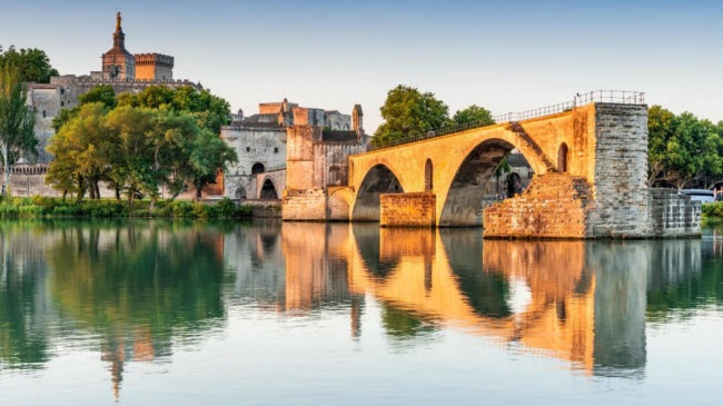 Avignon, Pháp: Thành phố Avignon chỉ có khoảng 100.000 cư dân, nhưng nổi tiếng với các cây cầu cổ kính và nhiều công trình kiến trúc đẹp.
