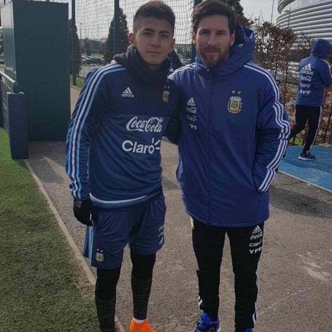 Almada chụp ảnh cùng đàn anh lừng danh Messi ở ĐT Argentina