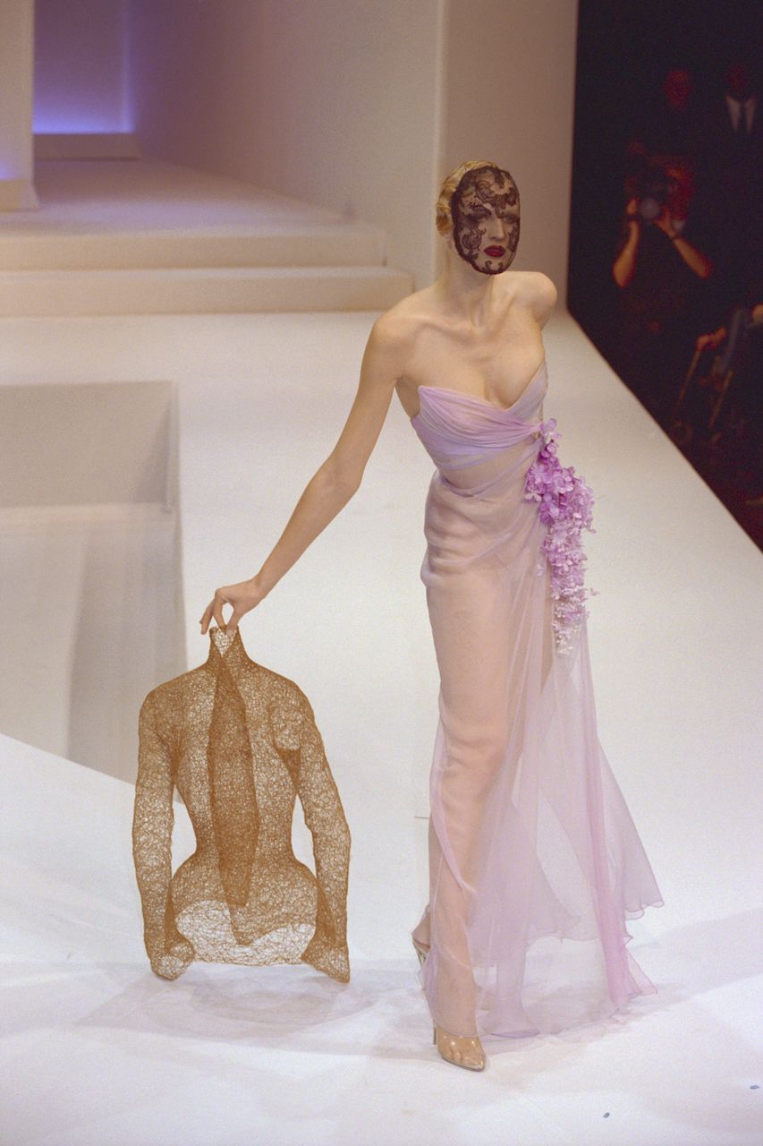 Đầm dạ hội của 'Mỹ nữ 4.000 năm có một' - VnExpress Giải trí