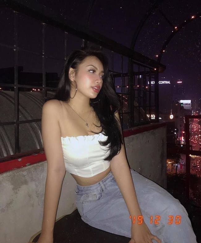 Nguyễn Ngọc Chi (Amy Chichi) sinh năm 1995 sở hữu vòng ngực đầy đặn và áo quây là món đồ thời trang ruột của nàng hot girl.
