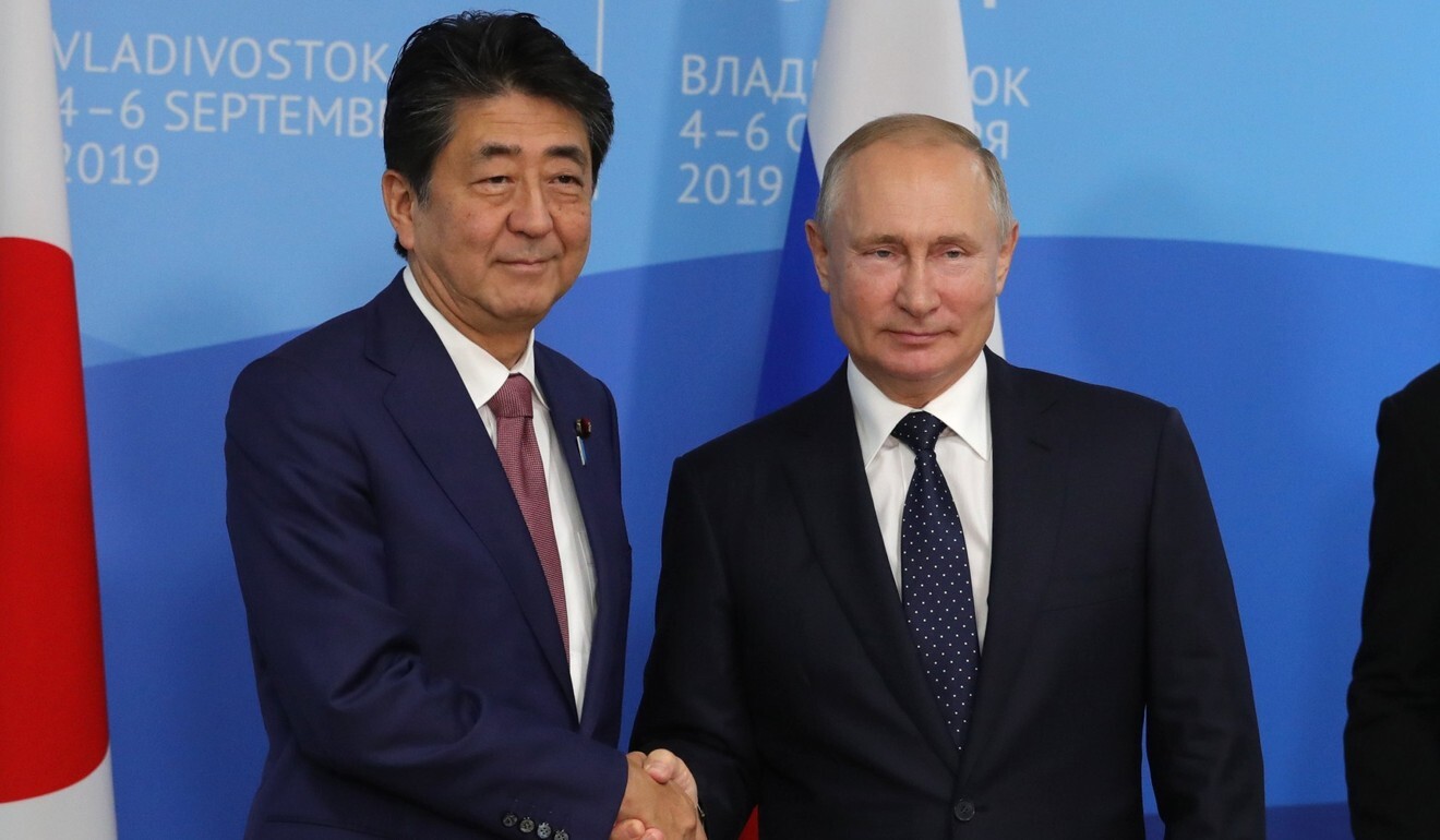 Tổng thống Nga Vladimir Putin gặp Thủ tướng Nhật Bản Shinzo Abe.
