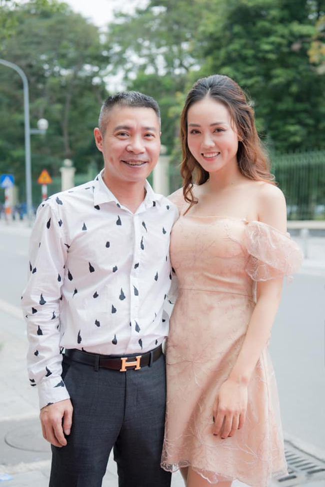 Sau 2 lần đổ vỡ trong hôn nhân, nghệ sĩ Công Lý chính thức công khai bạn gái mới - Ngọc Hà vào tháng 10/2016. 
