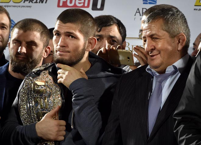 Cha ruột kiêm HLV của Khabib nguy kịch sau khi bị chẩn đoán nhiễm Covid-19