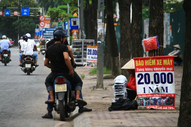 Bảo hiểm xe máy bán với giá 20.000 đồng tại Hà Nội - Ảnh: Thành Nguyễn