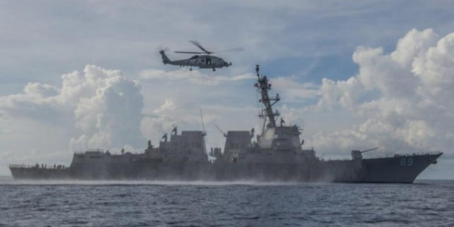 Trực thăng MH-60R Seahawk bay trở về tàu USS Mustin của Mỹ. Ảnh: HẢI QUÂN MỸ