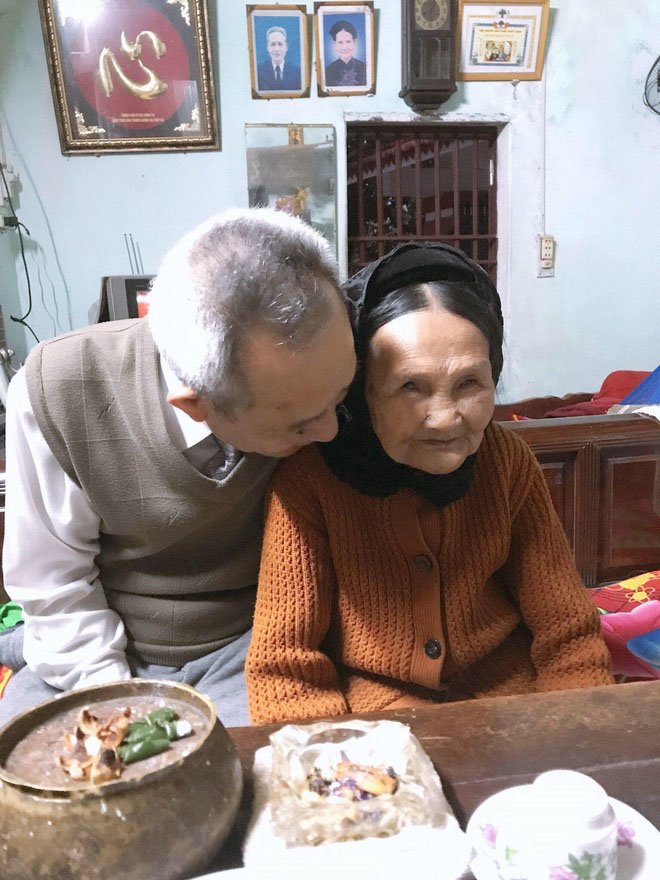 Dù đã gần 90 tuổi, cụ ông luôn thể hiện tình cảm với cụ bà