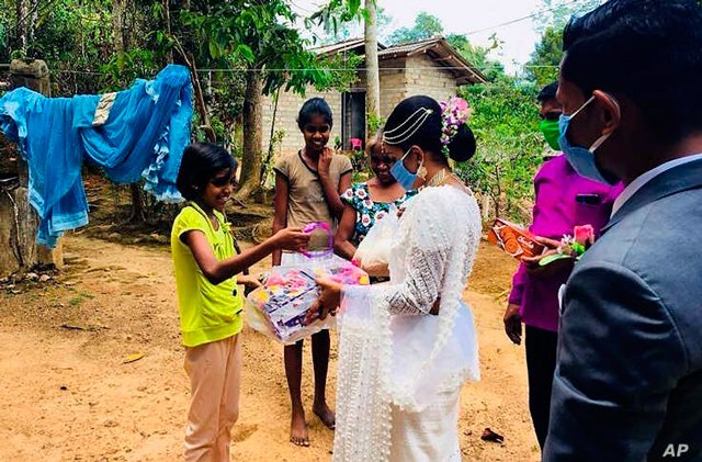 Thay vì tổ chức đám cưới hoành tráng, cặp đôi người&nbsp;Sri Lanka lại đem quà tặng cho người nghèo.