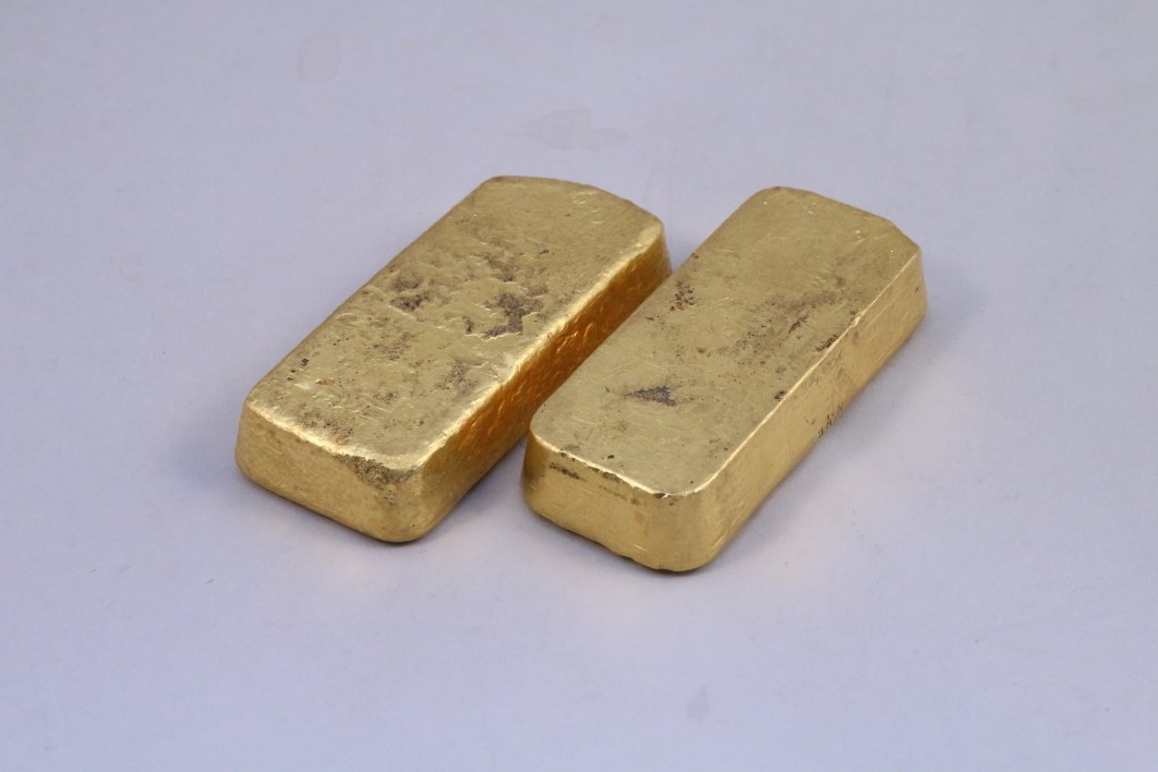 2 thỏi vàng cỡ lớn được tìm thấy (ảnh: Sputnik)