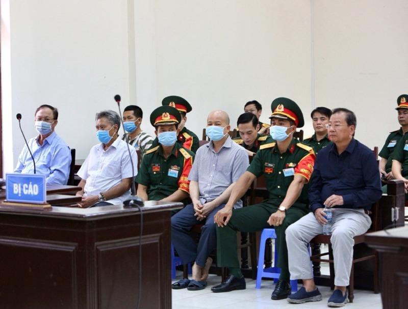 Cựu thứ trưởng&nbsp;Nguyễn Văn Hiến&nbsp;cùng các bị cáo tại tòa