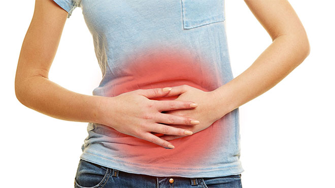 Viêm dạ dày dẫn đến những cơn đau bụng âm ỉ kéo dài theo chu kỳ. ( Ảnh minh họa)