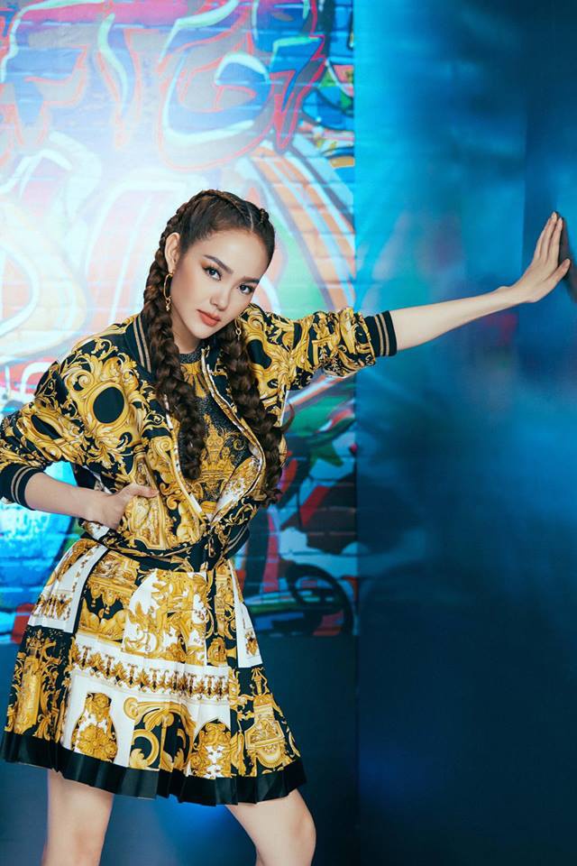 Minh Hằng khá chuộng các thiết kế của Versace, cô mặc đi sự kiện tới quay show ghi hình. Trang phục với họa tiết Baroque vàng đen đặc trưng của thương hiệu này được cô lăng xê không biết mệt từ bộ sưu tập này tới bộ sưu tập khác. Chính vì sự nổi bật của họa tiết nên đôi khi người mặc mắc phải sai lầm gây rối mắt cho người nhìn nếu không biết tiết chế trong&nbsp;kết hợp trang phục. Cả set đồ lên tới gần 100 triệu đồng.