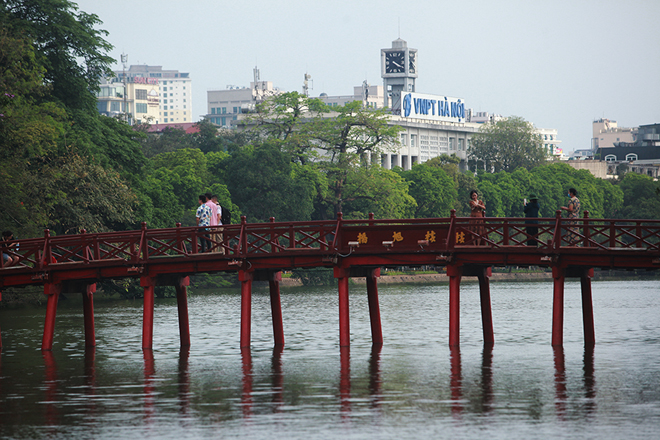 Với đoạn bờ kè Hồ Gươm đang thí điểm, quận Hoàn Kiếm cho biết đã bắt đầu lấy ý kiến từ các chuyên gia, người dân để phục vụ quá trình thi công tiếp theo.