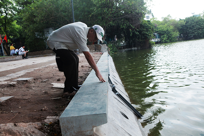 Sau khi đoạn bờ kè thử nghiệm hoàn thành có khá đông người dân đến khảo sát và tham quan. Ông Nguyễn Văn Long (64 tuổi, trú tại Hoàn Kiếm) cho biết: “Tôi thấy bờ kè mới rất chắc chắn, thử nghiệm này sử dụng cấu kiện là bê tông không ảnh hưởng đến môi trường, cảnh quan trong quá trình thi công. Tuy nhiên, mặt kè bằng đá xanh khá trơn rất dễ gây nguy hiểm cho trẻ nhỏ”.