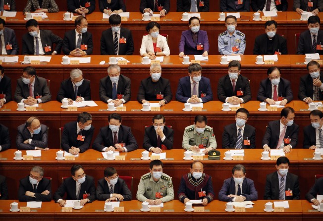 Điều đặc biệt là các đại biểu tham gia phiên họp đều phải đeo khẩu trang (ảnh: SCMP)