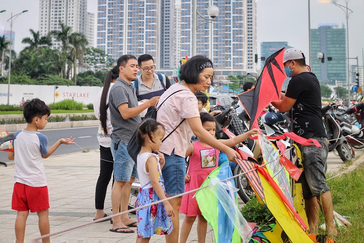 Nhanh chóng “chớp thời cơ” kinh doanh, nhiều người mang diều tới khu vực này bán và dễ dàng kiếm tiền triệu mỗi ngày