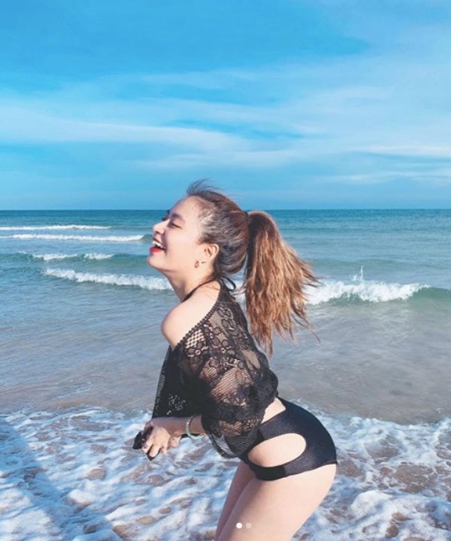 Cách đây vài ngày, nữ ca sĩ 8X khiến cư dân mạng xôn xao khi tung hình ảnh diện bikini nóng bỏng dạo chơi trên bãi biển.
