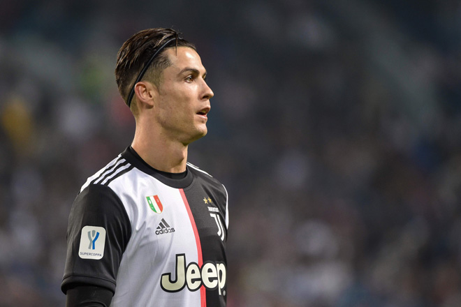 Sau khi chuyển sang Juventus, Ronaldo thường để tóc dài và thậm chí đã dùng băng đeo trán để giữ tóc không bị xòa xuống