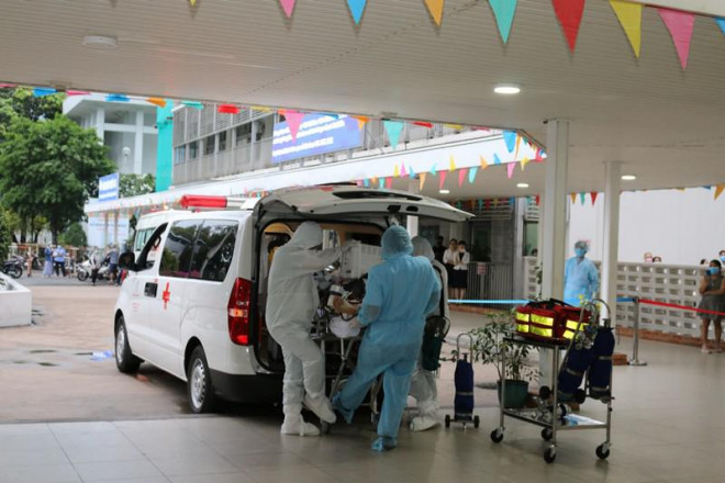 Bệnh viện Chợ Rẫy đưa bệnh nhân 91 là phi công người Anh về bệnh viện tiếp tục chữa trị. Ảnh: BVCC