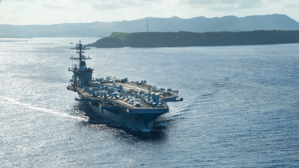 Mỹ cần duy trì hoạt động quân sự và tuần tra tự do hàng hải ở Biển Đông để đối trọng Trung Quốc. Trong ảnh: Tàu USS Theodore Roosevelt. Ảnh: US Navy