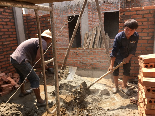 Hiện Hà Nội đang trong những ngày nắng như đổ lửa, nhiệt độ ngoài trời nhiều lúc hơn 40 độ, nhưng những người lao động vẫn phải làm việc bình thường.