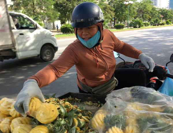 Chị Lụa cho biết cả hai vợ chồng cùng ra Hà Nội bán hoa quả rong để tiện chăm con đang luyện thi vào Đại học