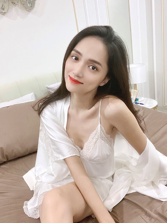 Hoa hậu Hương Giang lộ thân hình gầy gò đáng báo động. Nhiều fan khuyên nữ ca sĩ nên ăn uống nhiều hơn để tăng cân.
