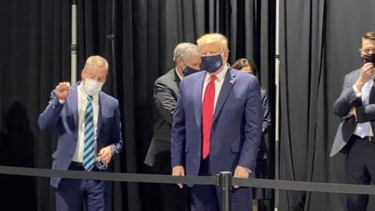 Ông Trump đeo một chiếc khẩu trang trong chuyến thăm tới công ty sản xuất ô tô. Ảnh: NBC News