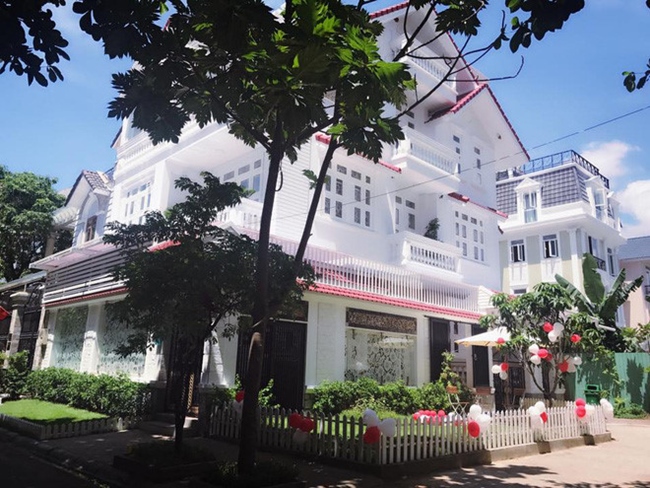 Ngoài bất động sản ở Mỹ, hiện tại, hai vợ chồng Vy Oanh sinh sống tại căn biệt thự xa hoa ở trung tâm Quận 1, Tp.HCM có giá trị khoảng 40 tỷ đồng.
