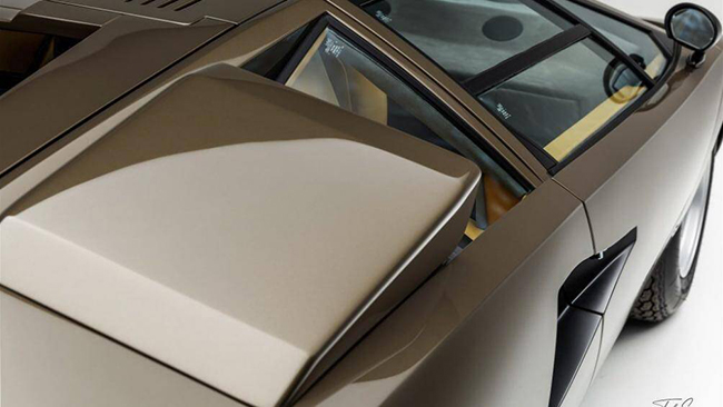 Điểm khác biệt duy nhất của những chiếc Countach này là phần gương chiếu hậu tròn được Bertone thiết kế gắn trên cửa xe
