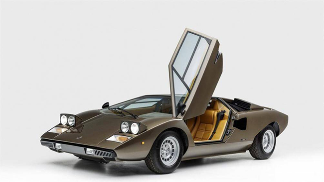 Không dừng lại ở đó, Countach còn là điểm khởi đầu cho những chiếc Lamborghini với cửa cắt kéo đặc trưng về sau này
