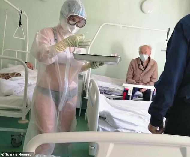 Hình ảnh nữ y tá Nga chỉ mặc nội y dưới lớp áo choàng bảo hộ trong suốt "gây sốt" mạng xã hội những ngày vừa qua. Ảnh: Tulskie Novosti
