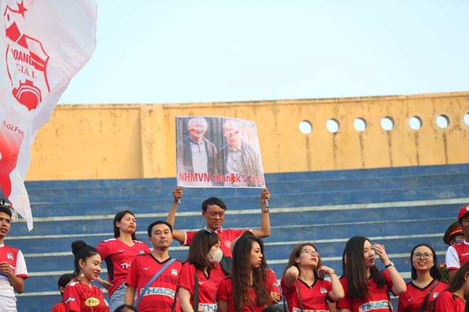 Không ít fan HAGL cũng đã không quản ngại xa xôi để đến Nam Định "tiếp lửa" cho đội bóng của bầu Đức