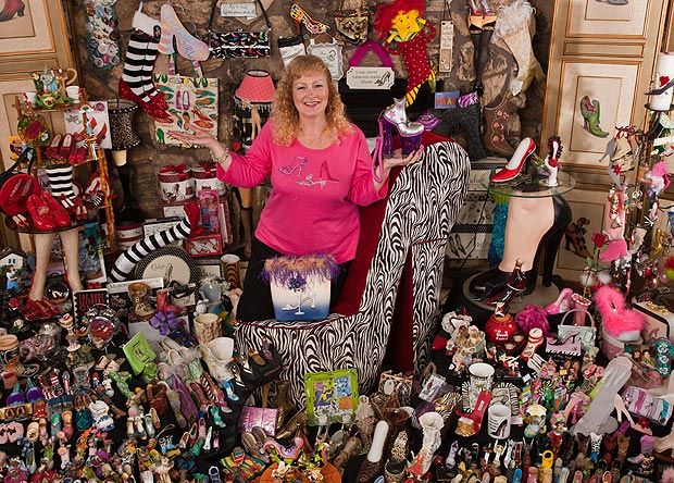 Darlene Flynn bên một phần bộ sưu tập giày của mình.