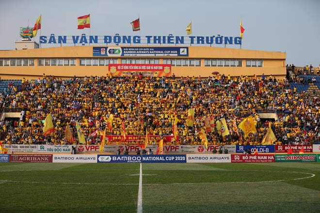 Đông đảo CĐV đội chủ nhà Nam Định đã tạo nên sắc vàng sôi động trước cuộc so tài giữa thầy trò HLV Nguyễn Văn Sĩ và HAGL ở vòng loại cúp Quốc gia 2020