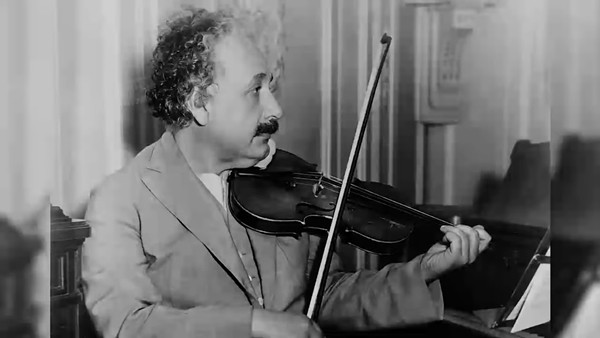 Einstein cho rằng, mình chơi violin rất khá.